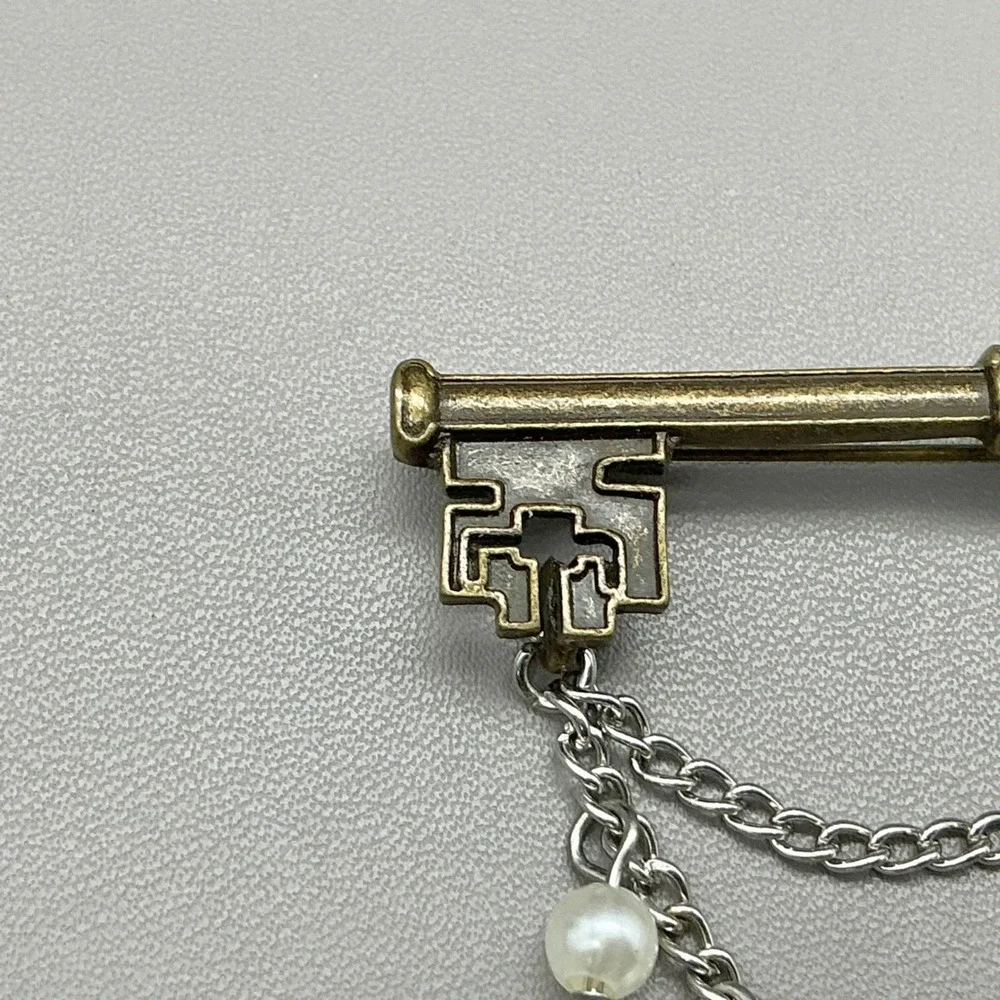 Vintage Key Brooch Pin Women Gold Silver Faux Pearl Dangle Chain Steampunk Style
